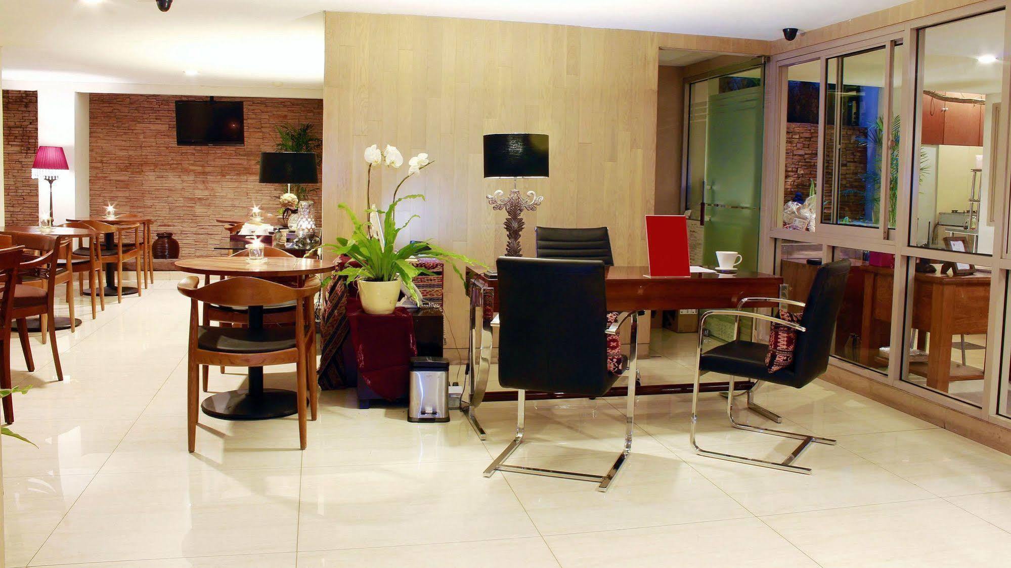 W Home Cikatomas Jakarta Kültér fotó