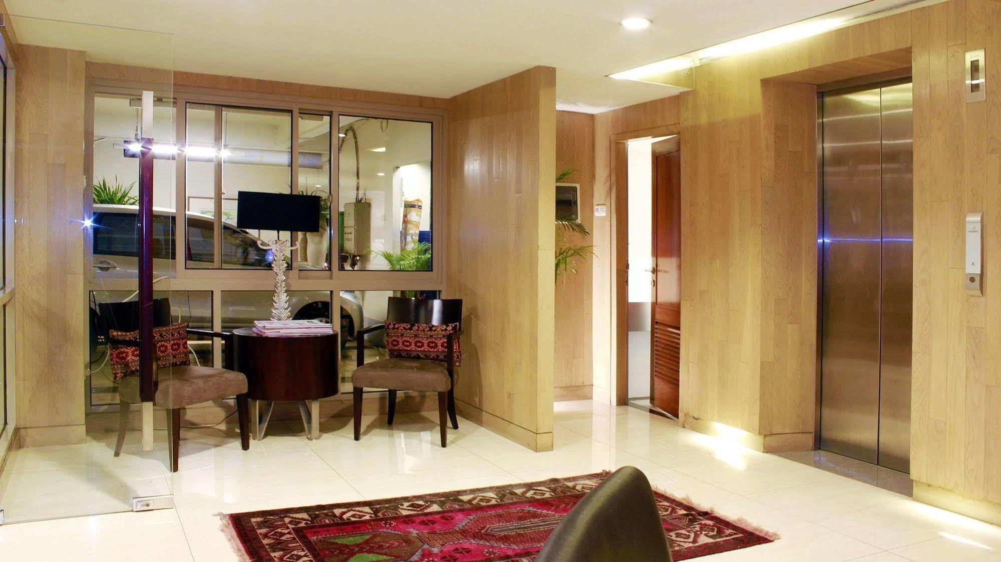 W Home Cikatomas Jakarta Kültér fotó