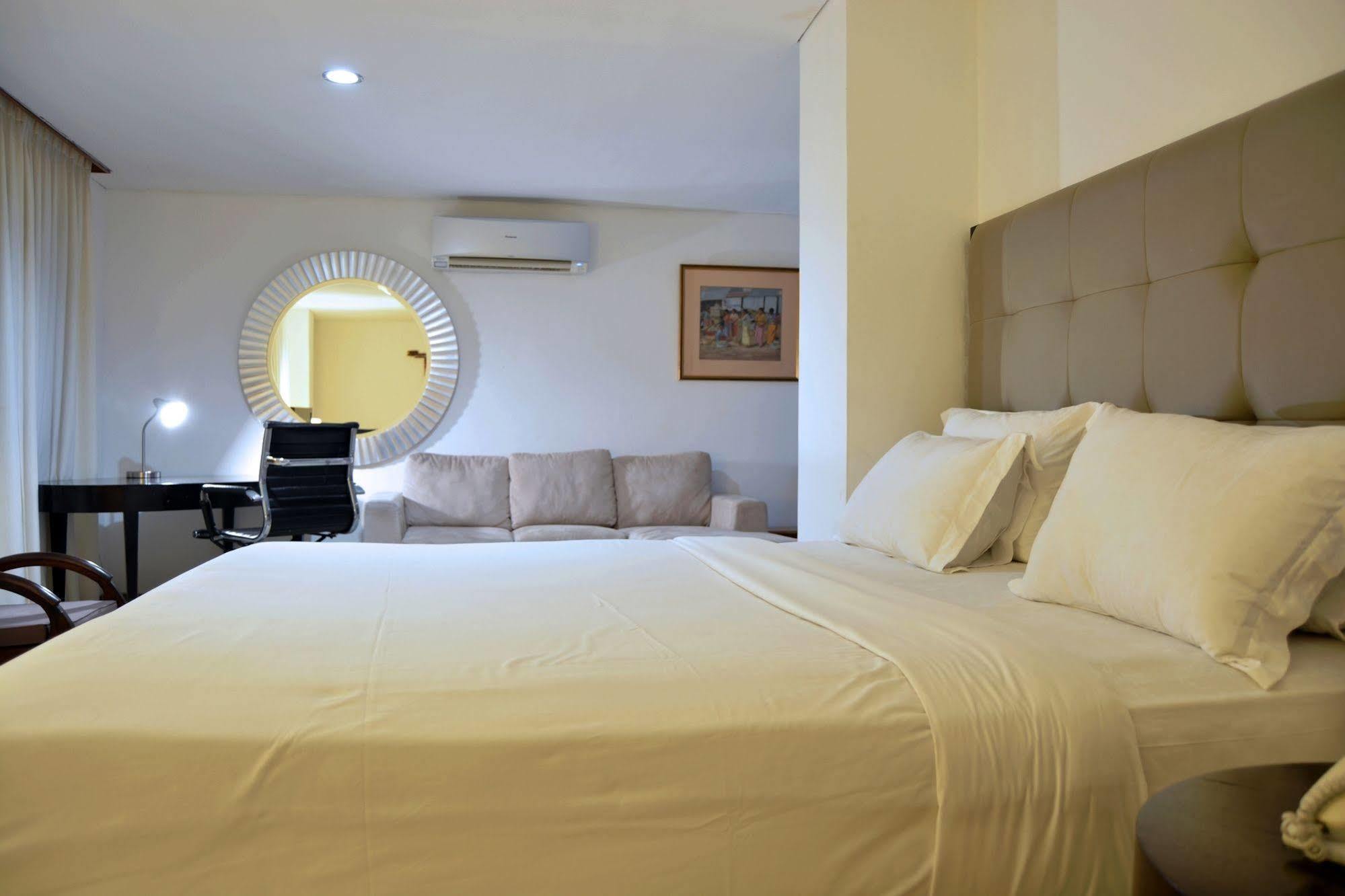 W Home Cikatomas Jakarta Kültér fotó